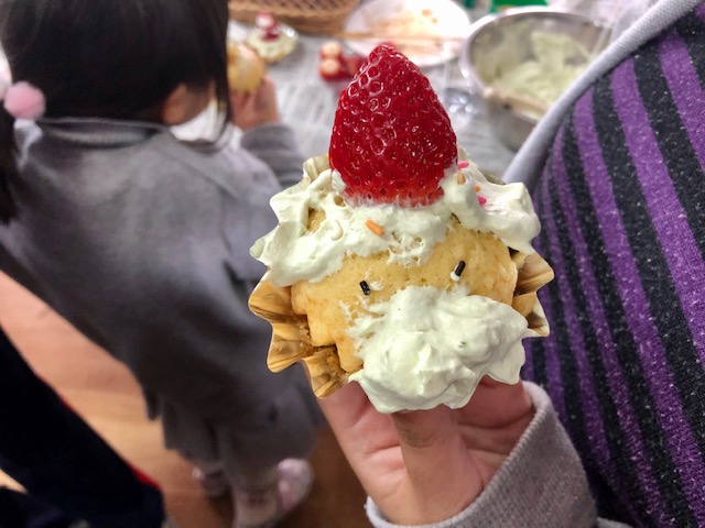 このカップケーキは上宇部の野村さんの手作りです。真ん中にイチゴを乗せたらクリームで思い思いにデコっちゃおう！